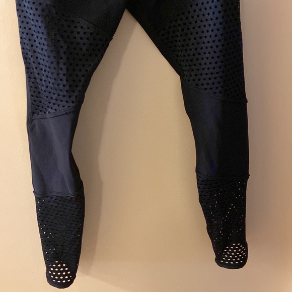000 Lorna Jane black leggings with netted areas - size medium - Picture 6 of 11